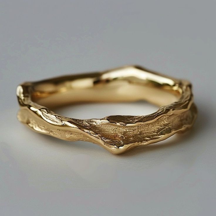 Anillo Dorado Martillado™ – Estilo Vintage