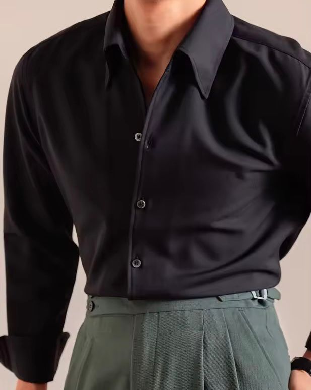 Conjunto de Camisa Negra y Pantalones Negros