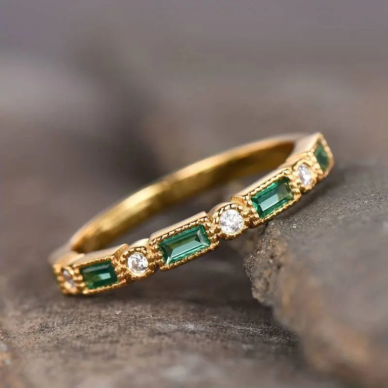 Anillo Vintage Dorado con Zirconio Verde