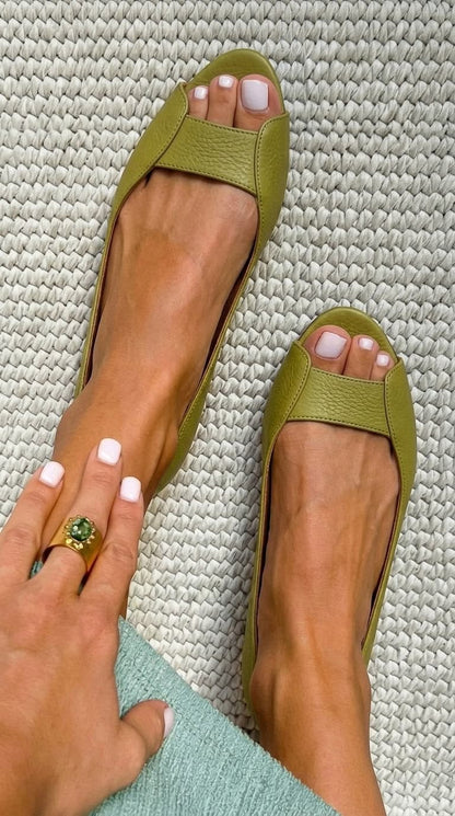 Sandalias doradas planas de confort y estilo