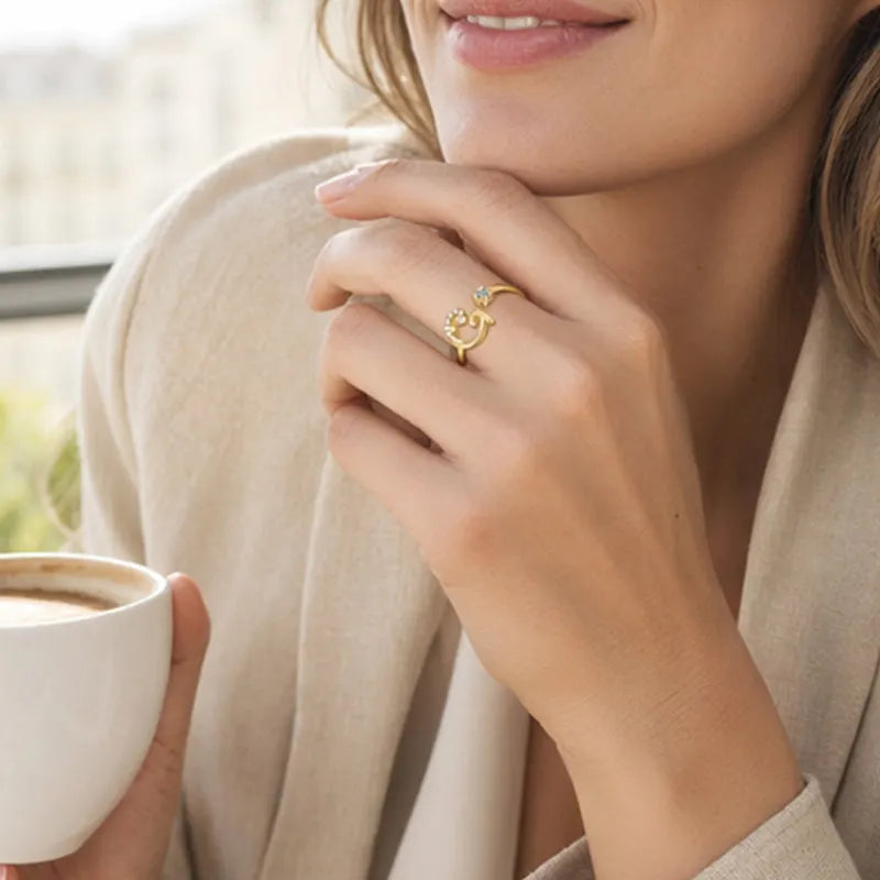 Anillo Lumévara™ de Corazón con Inicial – Personalizado y Elegante