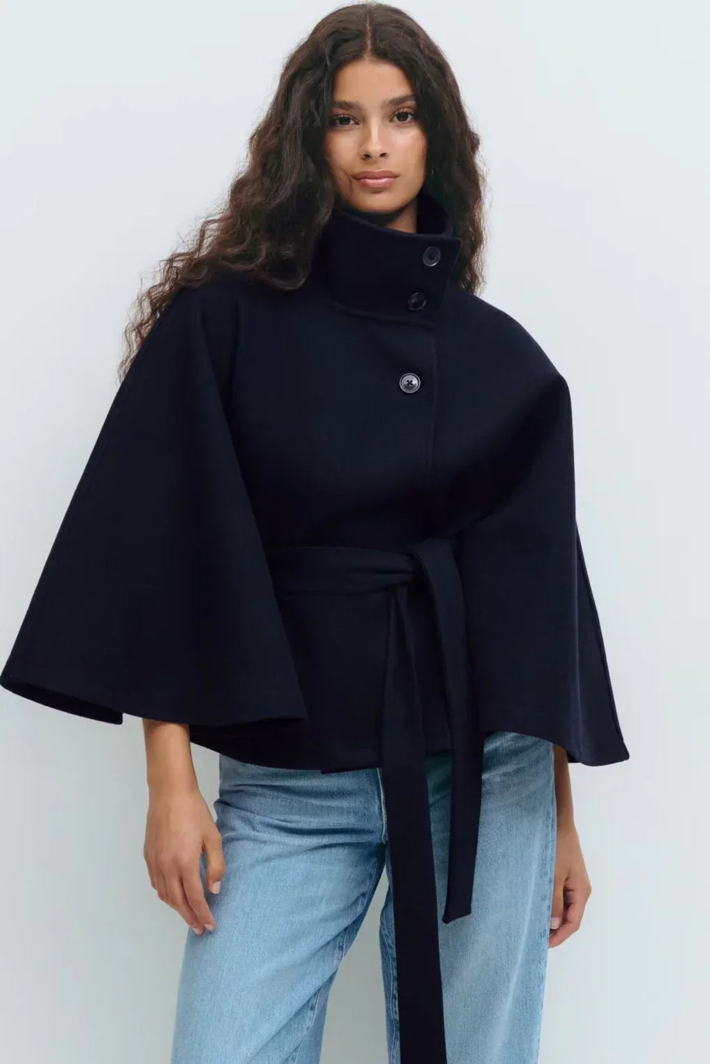 Chaqueta tipo capa con cinturón