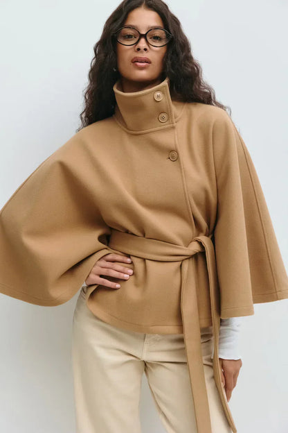 Chaqueta tipo capa con cinturón