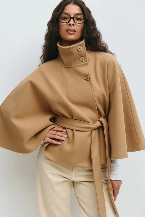 Chaqueta tipo capa con cinturón