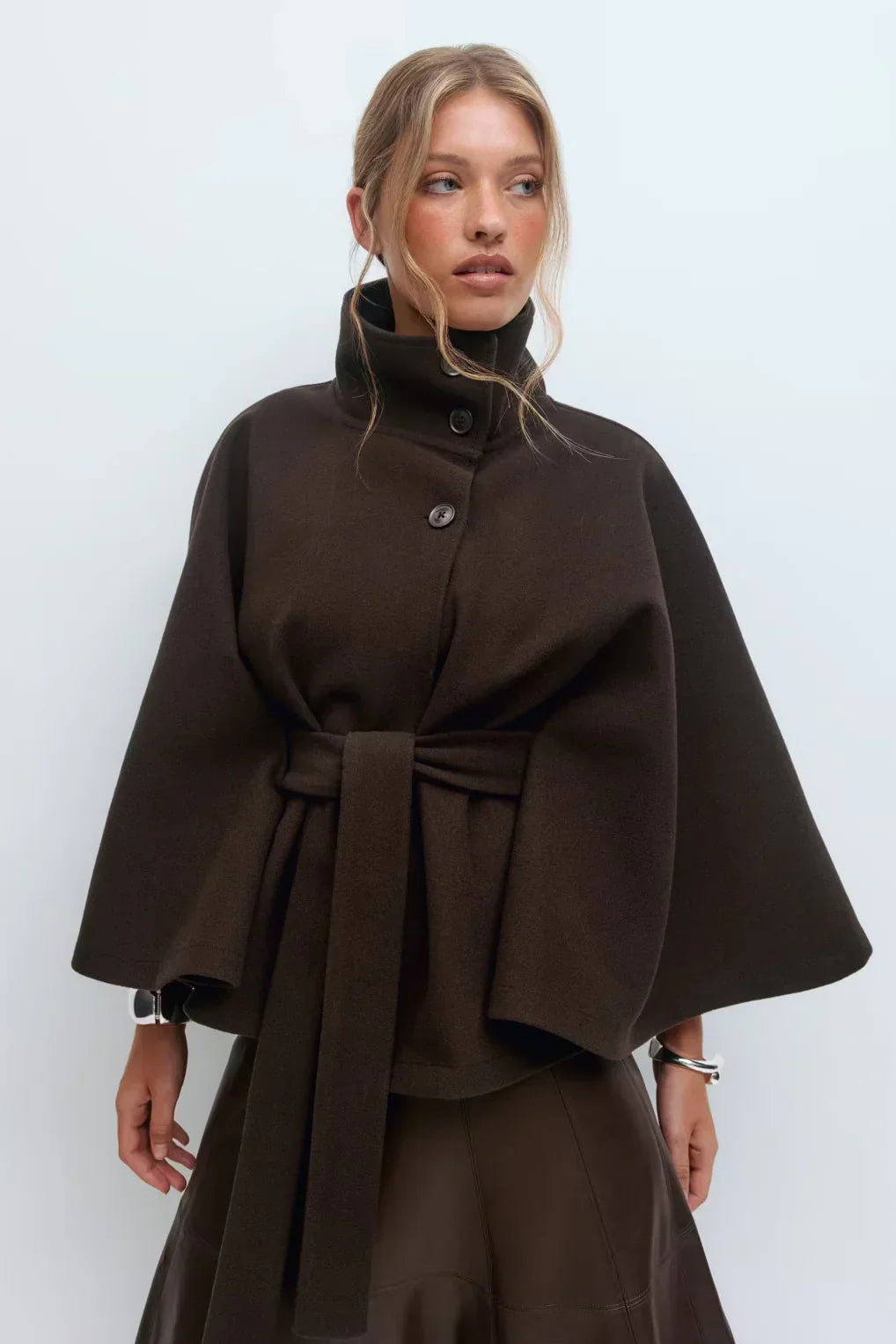 Chaqueta tipo capa con cinturón