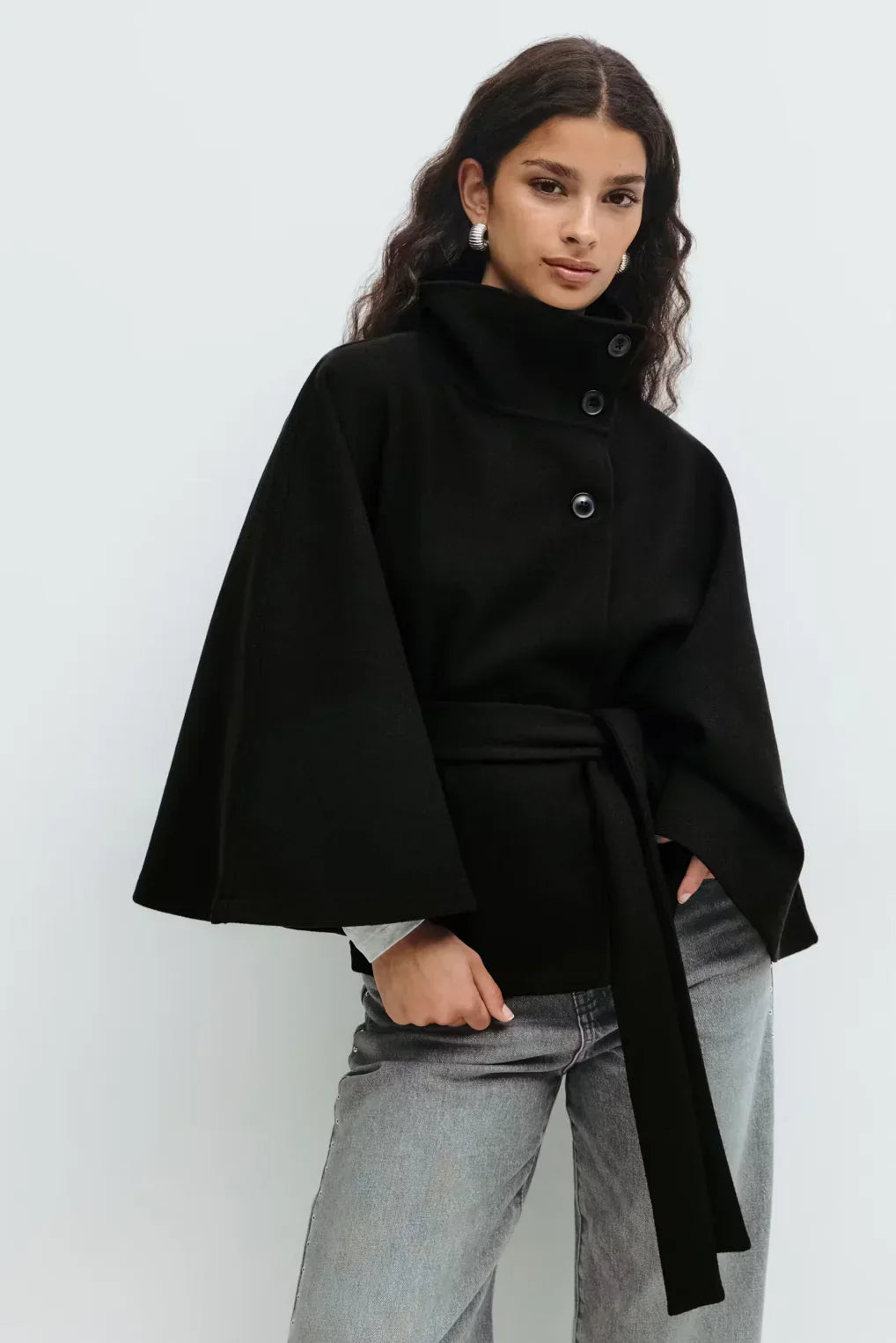 Chaqueta tipo capa con cinturón