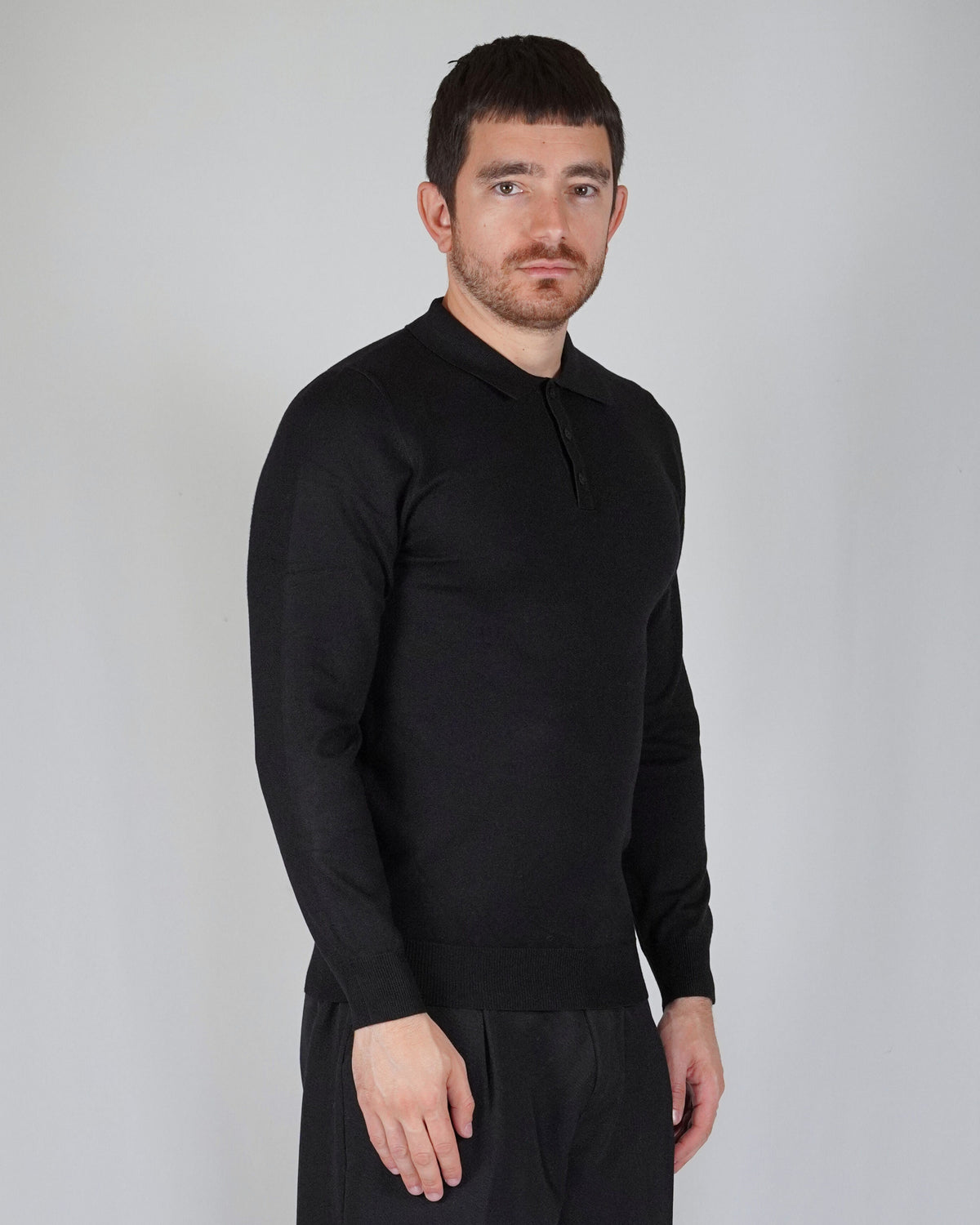 Ricardus – Polo Manga Larga Hombre Negro de Punto Elegante