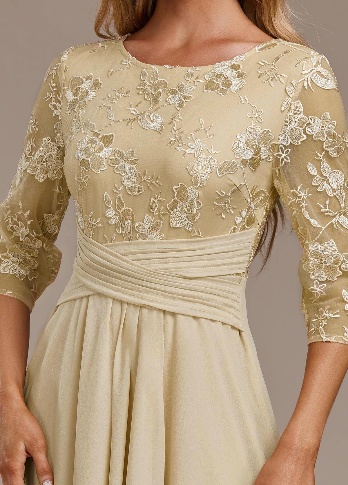 Elin™ — Vestido Champán con Delicados Bordados