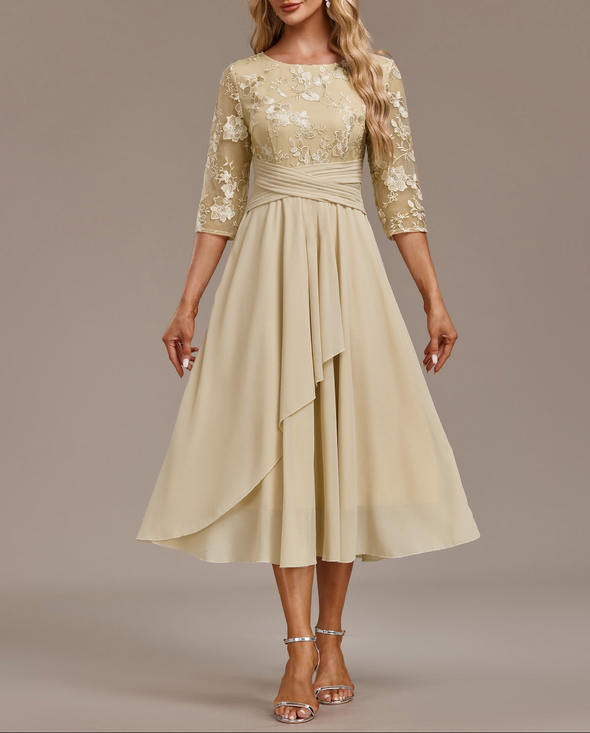 Elin™ — Vestido Champán con Delicados Bordados