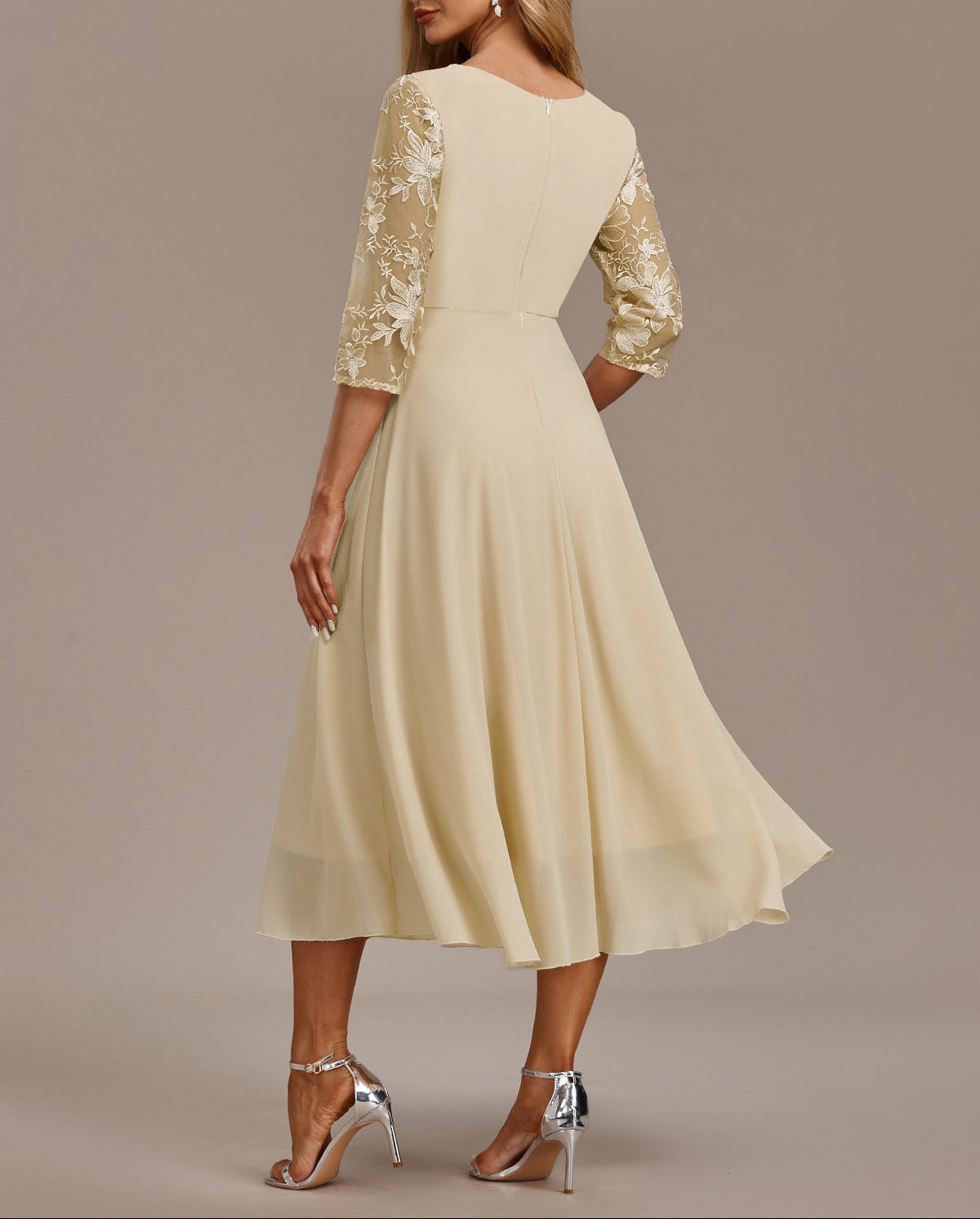 Elin™ — Vestido Champán con Delicados Bordados