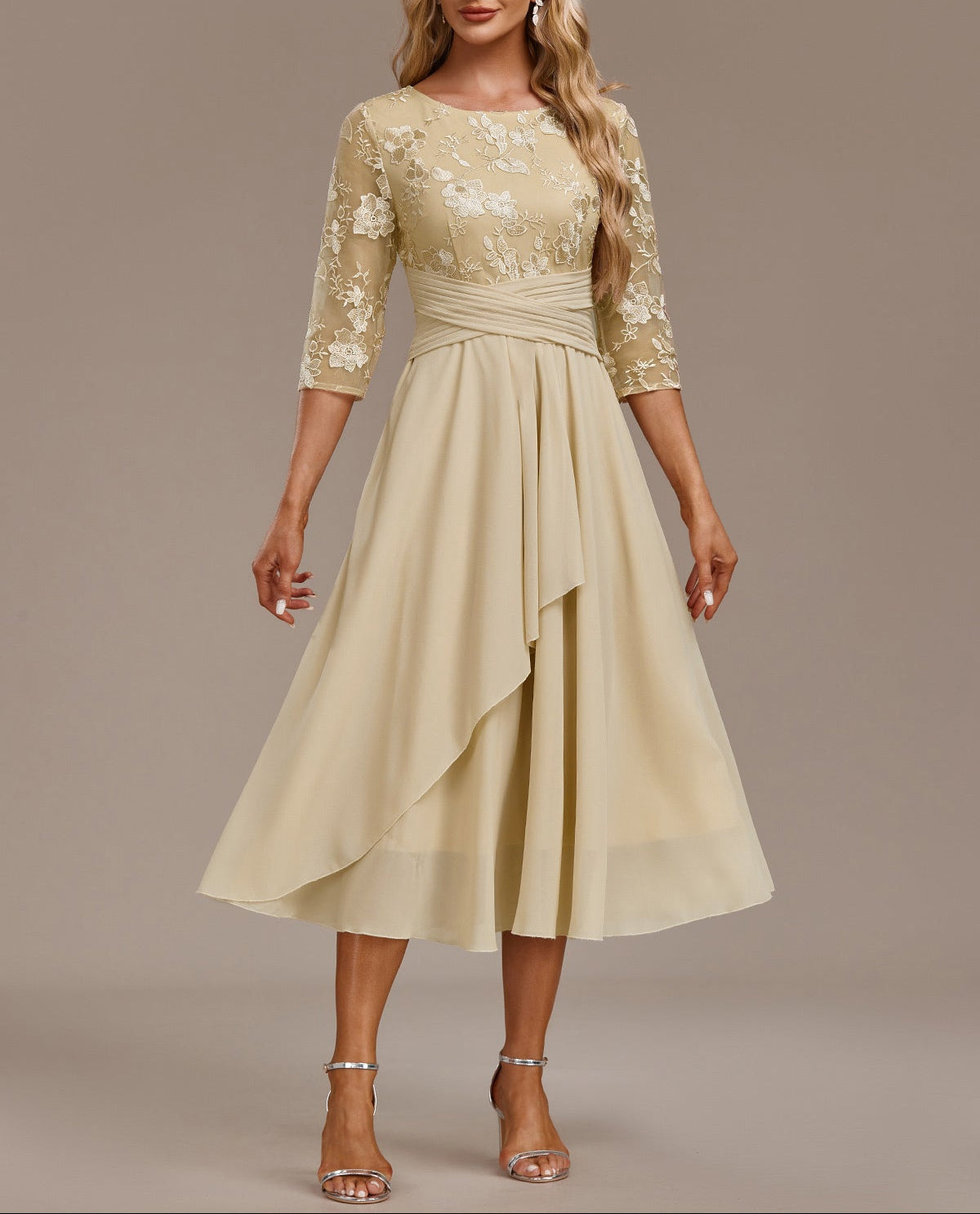 Elin™ — Vestido Champán con Delicados Bordados
