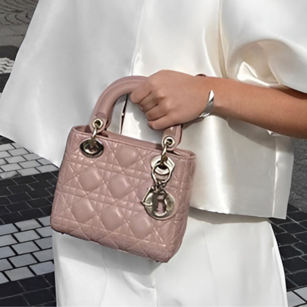 Dalia – Bolso Acolchado Chic con Detalle Charm