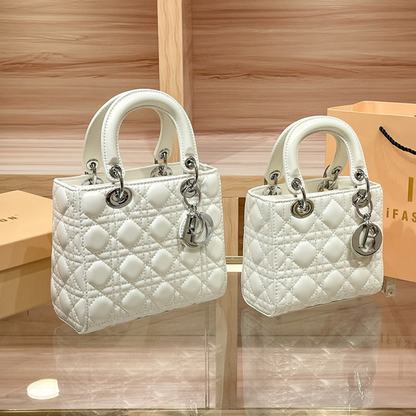 Dalia – Bolso Acolchado Chic con Detalle Charm