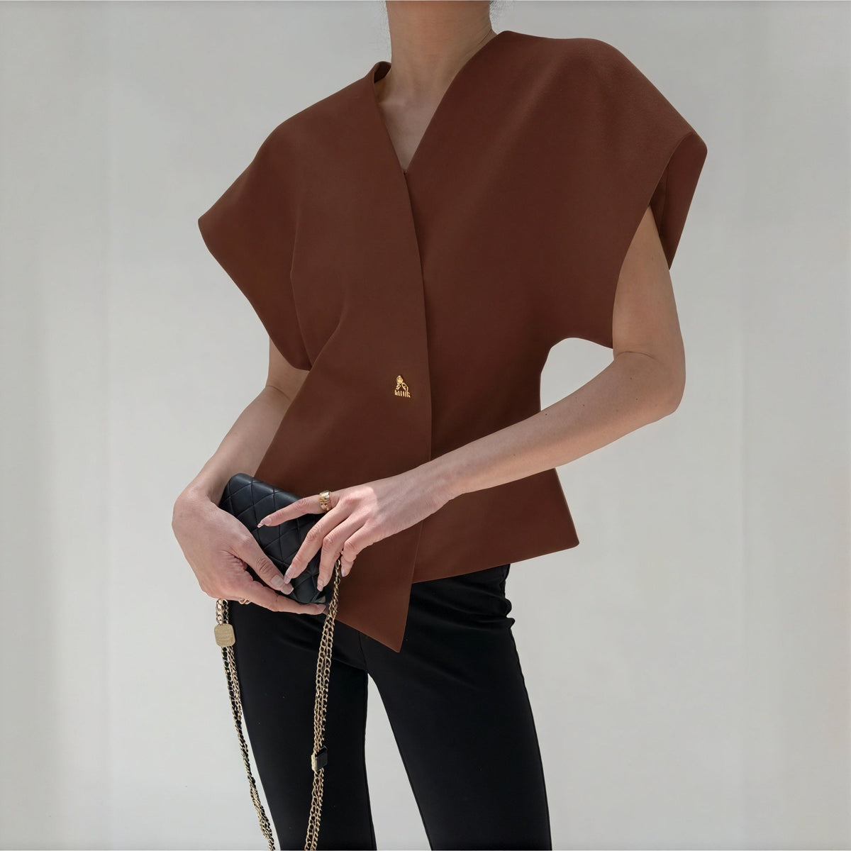 Nicoletta – Top Elegante con Detalle Nudo y Mangas Estructuradas