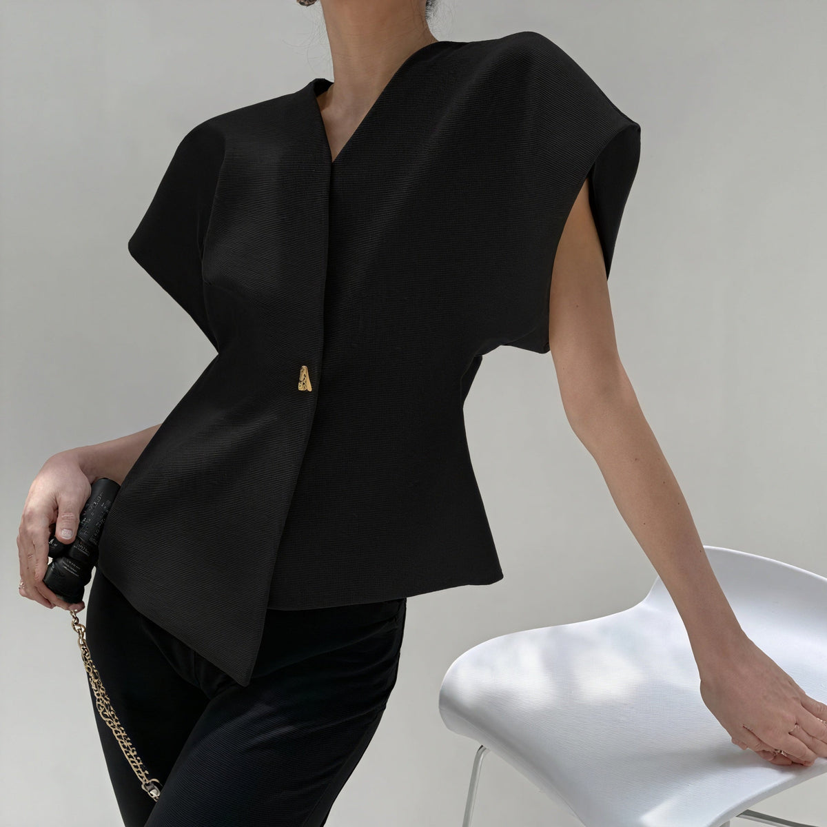 Nicoletta – Top Elegante con Detalle Nudo y Mangas Estructuradas