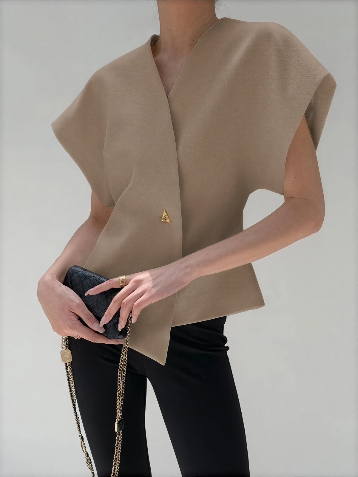 Nicoletta – Top Elegante con Detalle Nudo y Mangas Estructuradas