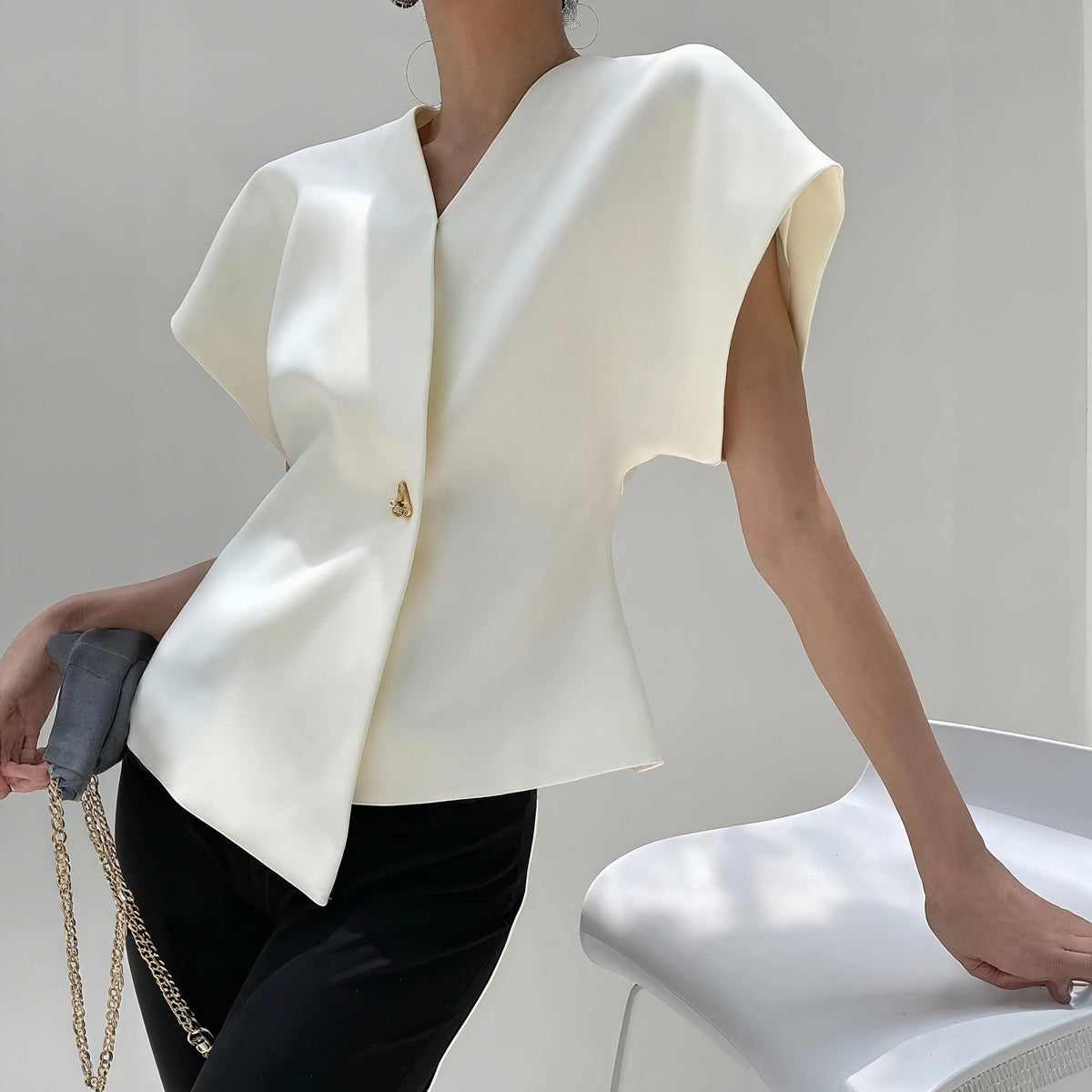 Nicoletta – Top Elegante con Detalle Nudo y Mangas Estructuradas