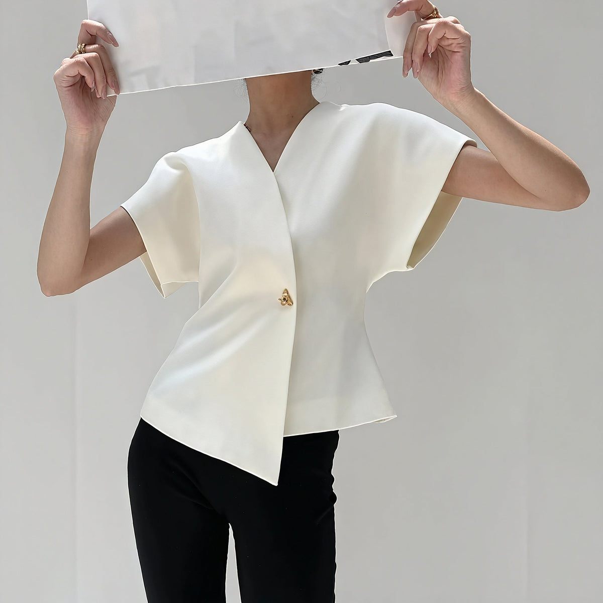 Nicoletta – Top Elegante con Detalle Nudo y Mangas Estructuradas
