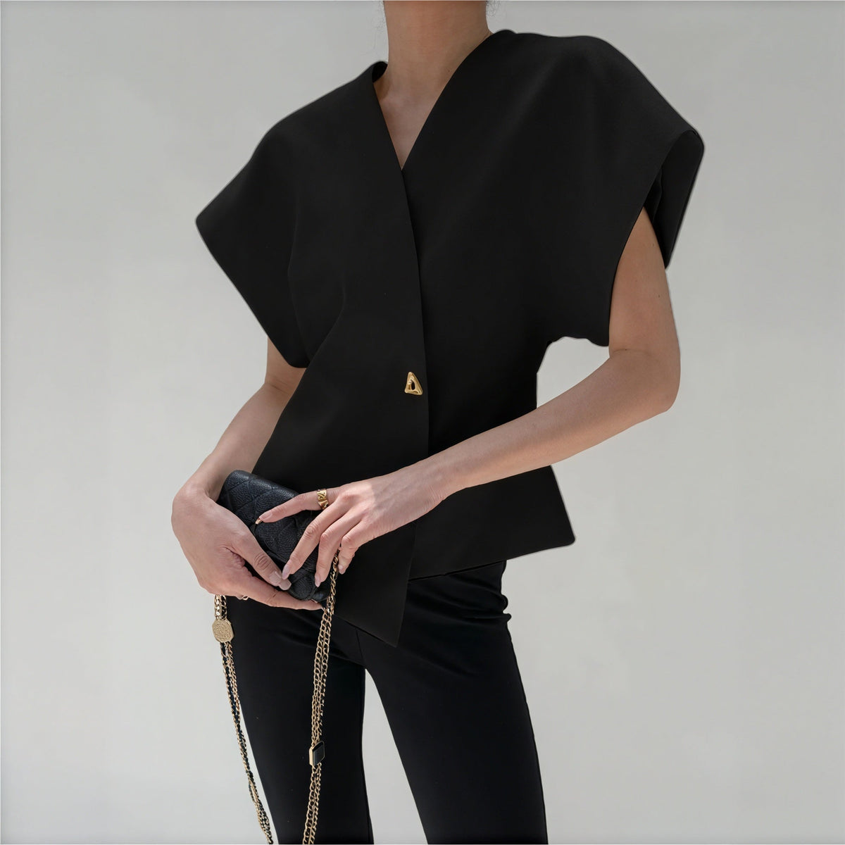 Nicoletta – Top Elegante con Detalle Nudo y Mangas Estructuradas