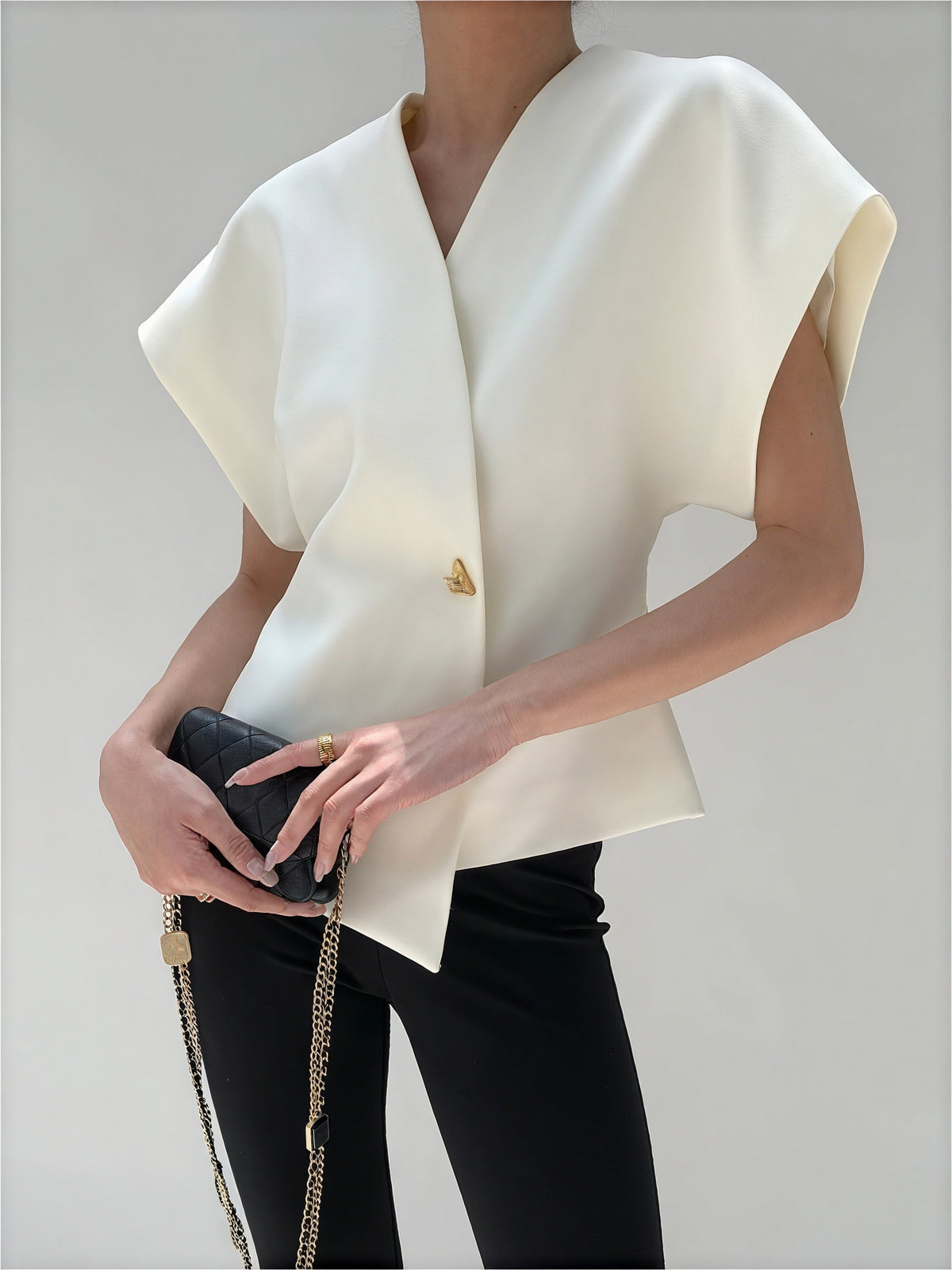 Nicoletta – Top Elegante con Detalle Nudo y Mangas Estructuradas