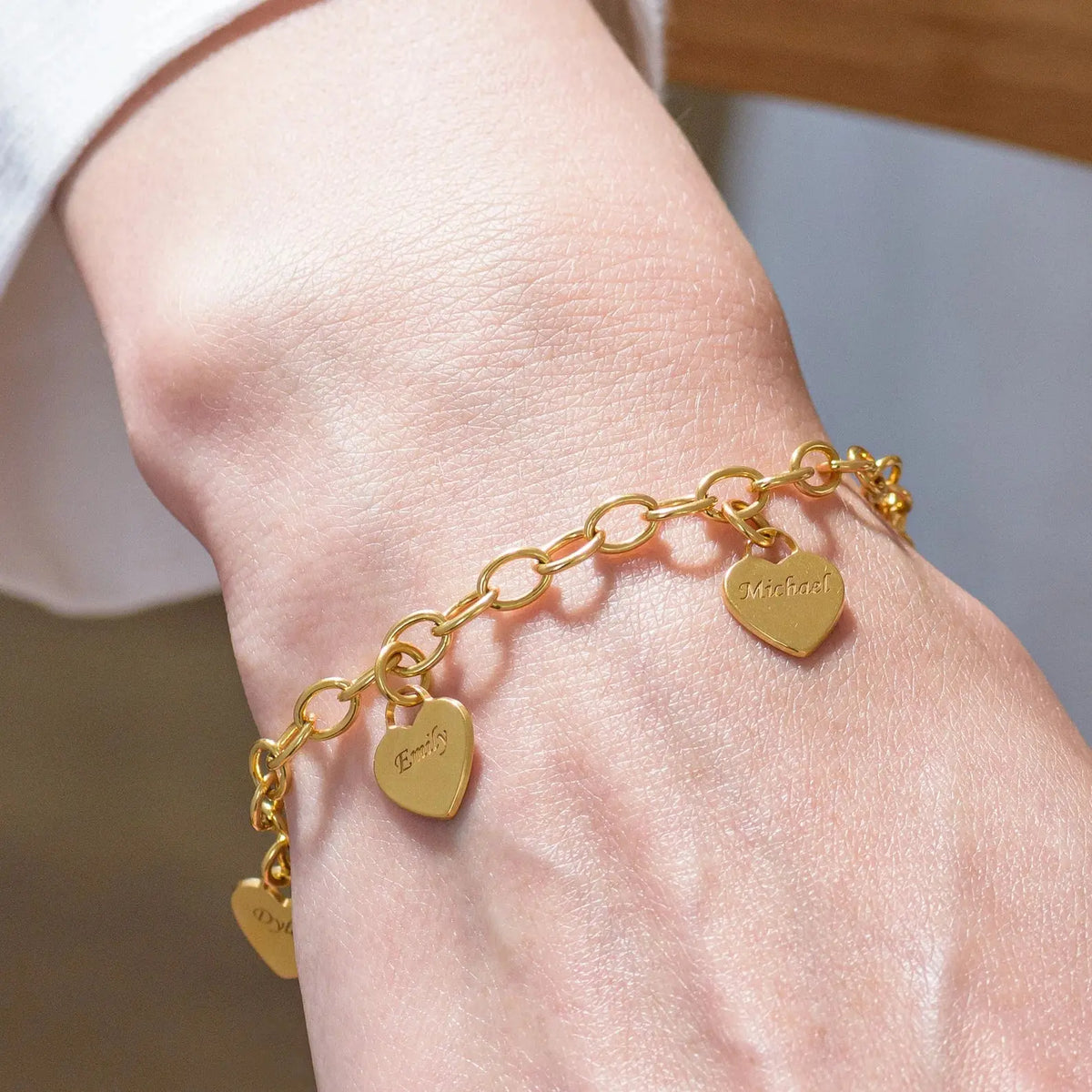 Pulsera de Nombre con Dijes de Corazón Personalizada