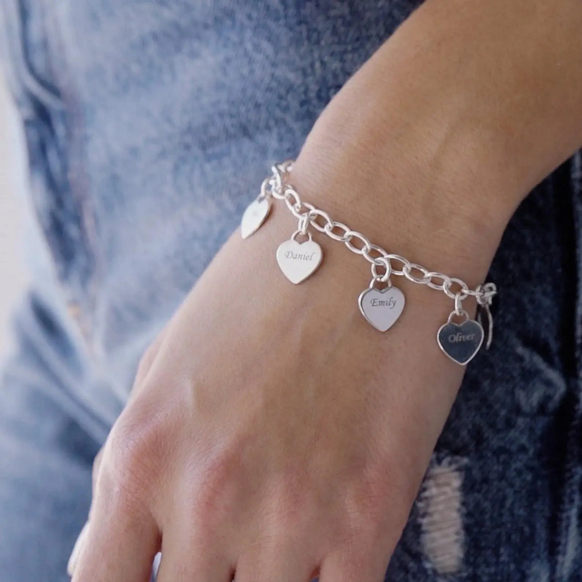 Pulsera de Nombre con Dijes de Corazón Personalizada
