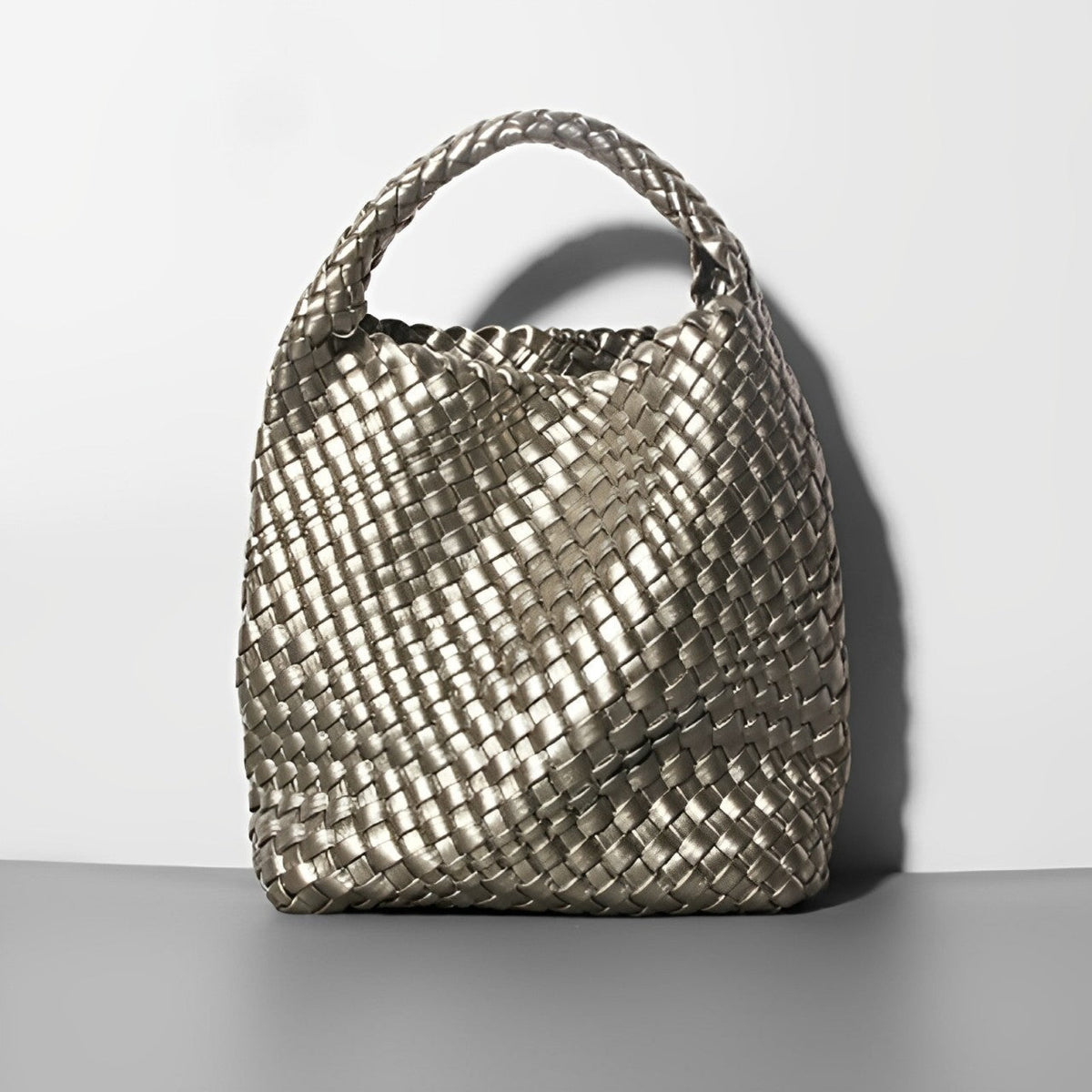 Cristina – Bolso Cubo de Línea Suave y Acabado Cuidado