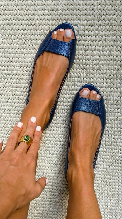 Sandalias doradas planas de confort y estilo