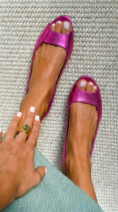 Sandalias doradas planas de confort y estilo