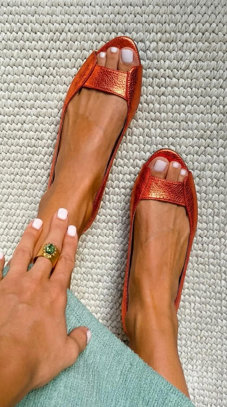 Sandalias doradas planas de confort y estilo