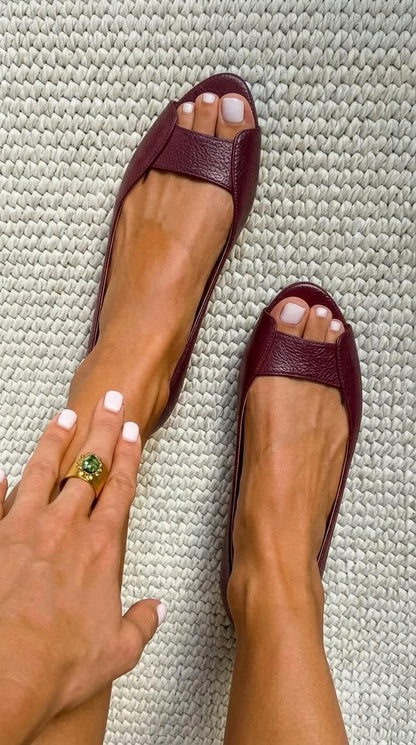 Sandalias doradas planas de confort y estilo