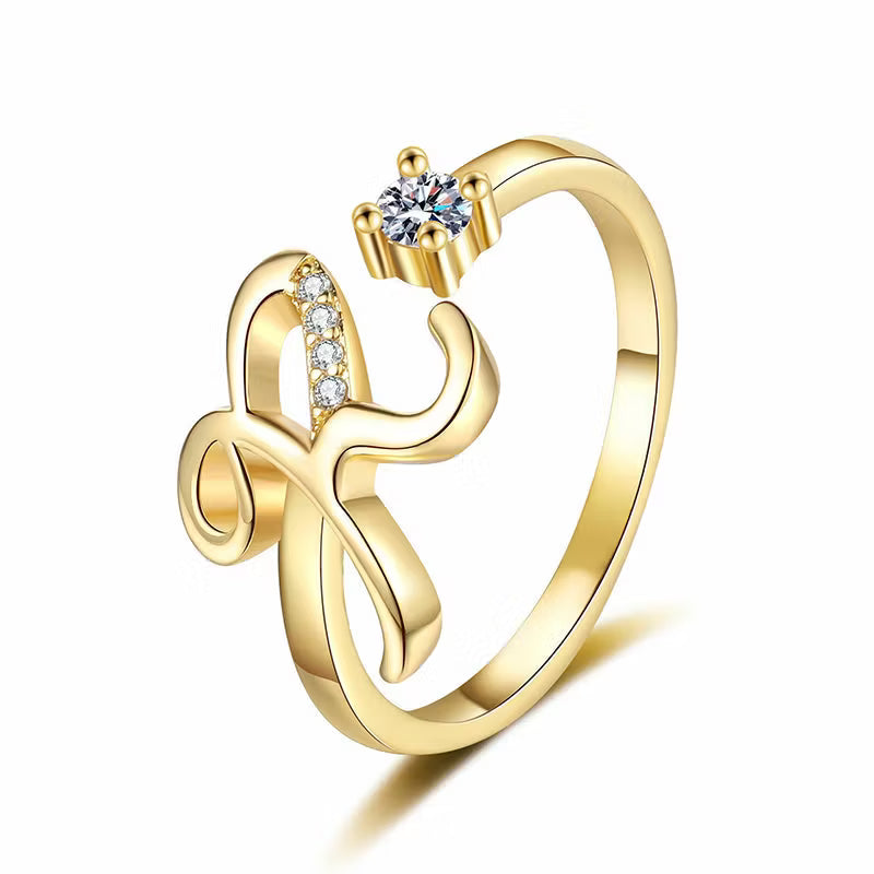 Anillo Lumévara™ de Corazón con Inicial – Personalizado y Elegante