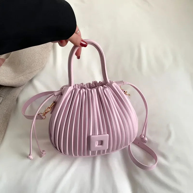 Domitilla – Elegante Bolso Cubo para un Estilo Sofisticado