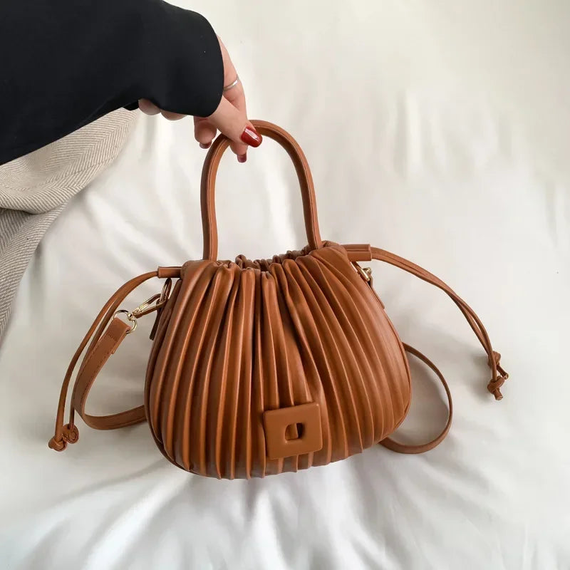 Domitilla – Elegante Bolso Cubo para un Estilo Sofisticado