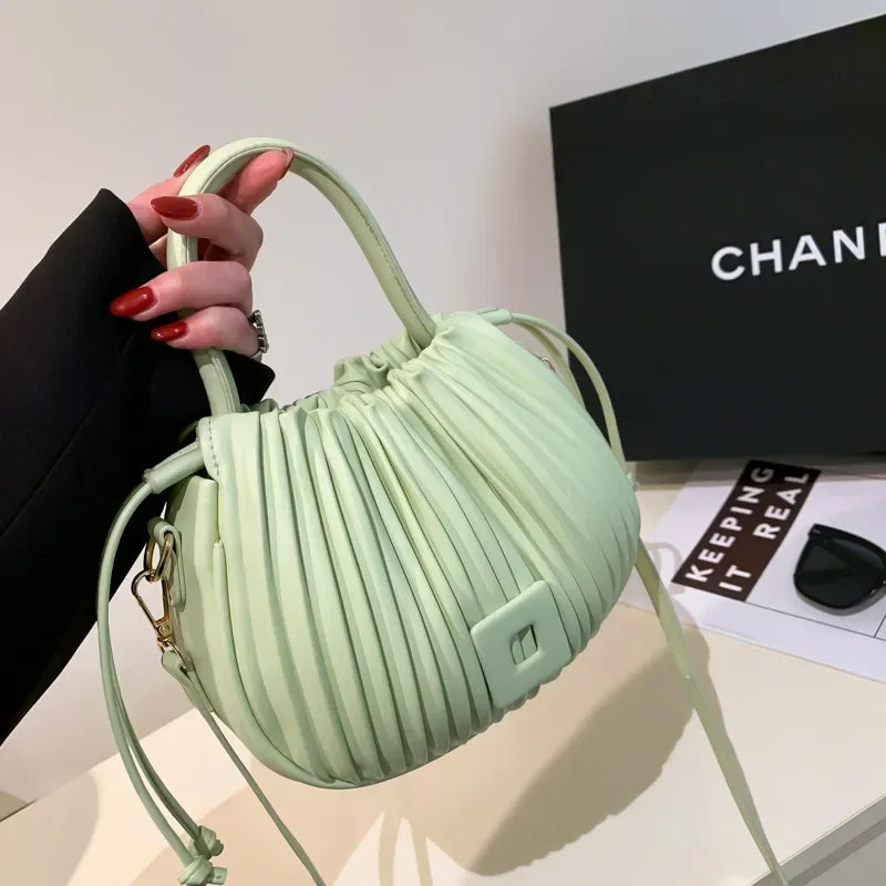 Domitilla – Elegante Bolso Cubo para un Estilo Sofisticado
