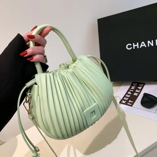 Domitilla – Elegante Bolso Cubo para un Estilo Sofisticado