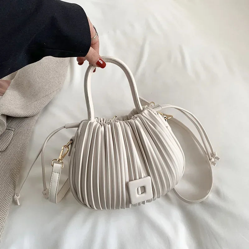 Domitilla – Elegante Bolso Cubo para un Estilo Sofisticado