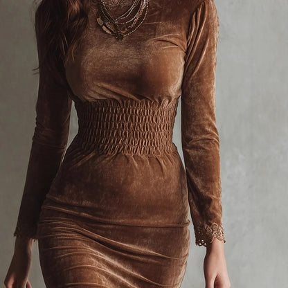 Vestido de terciopelo con cintura fruncida