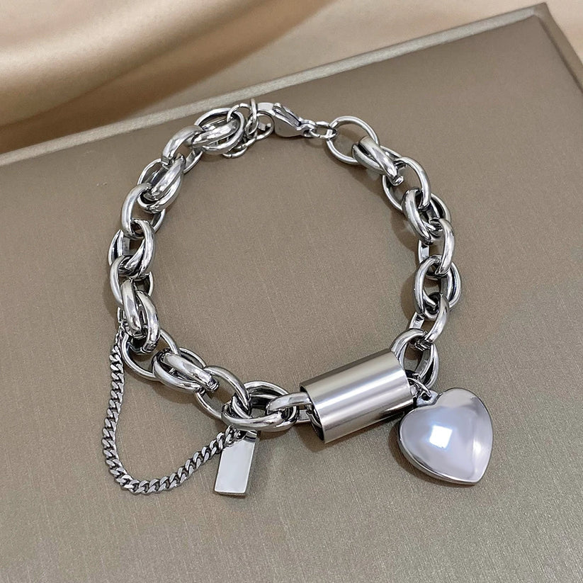 Pulsera Gruesa de Corazón Dorado
