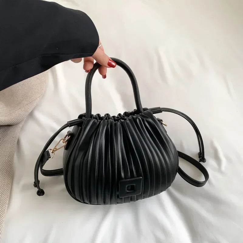 Domitilla – Elegante Bolso Cubo para un Estilo Sofisticado