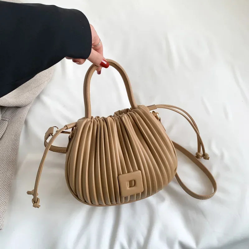 Domitilla – Elegante Bolso Cubo para un Estilo Sofisticado