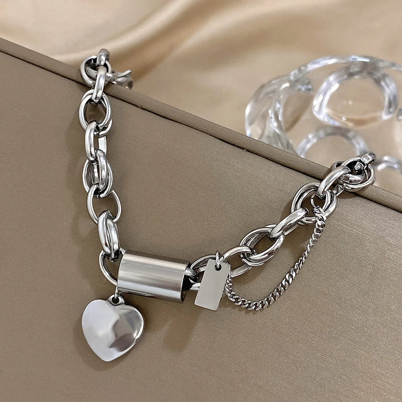 Pulsera Gruesa de Corazón Dorado