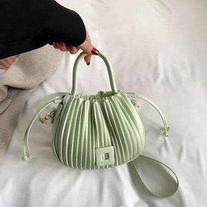 Domitilla – Elegante Bolso Cubo para un Estilo Sofisticado