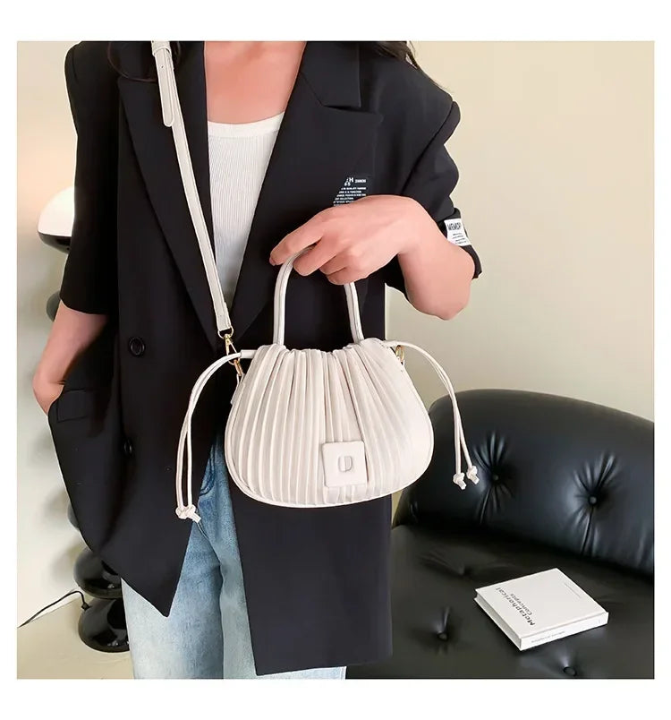 Domitilla – Elegante Bolso Cubo para un Estilo Sofisticado