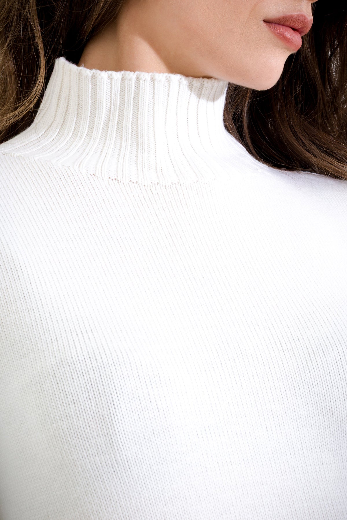 Ivania – Jersey Mujer Cuello Alto Elegante