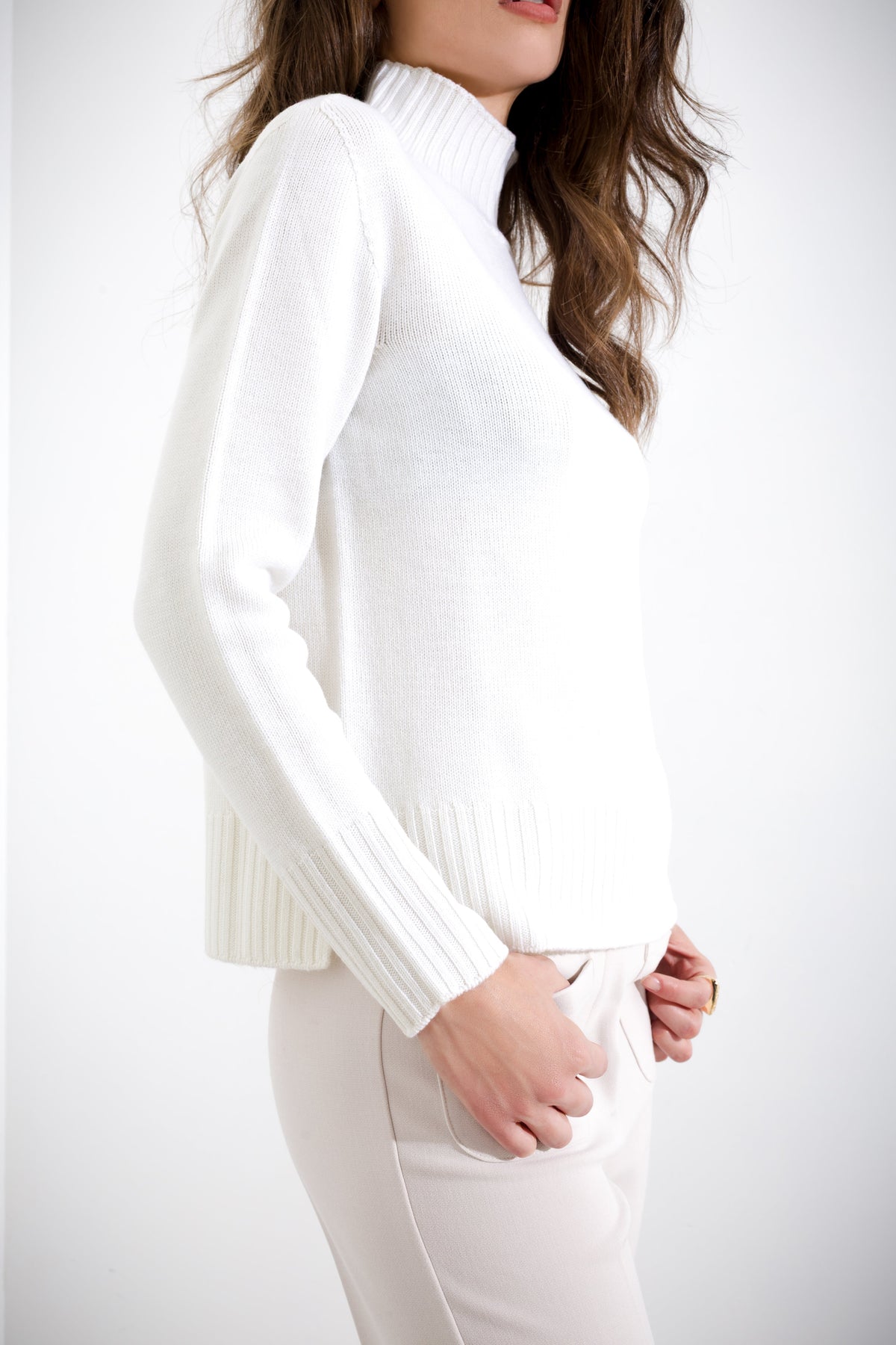 Ivania – Jersey Mujer Cuello Alto Elegante