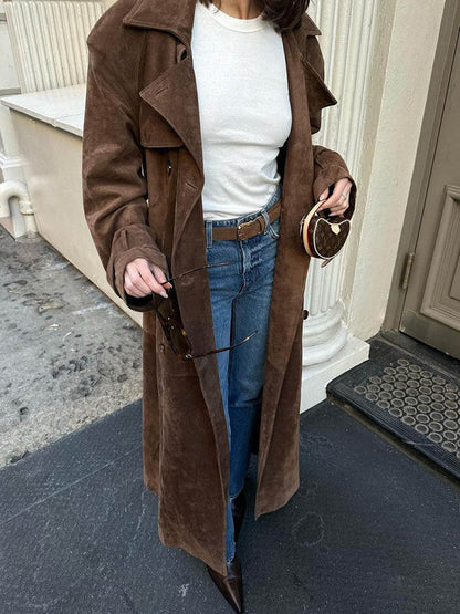La elegante gabardina de ante suave