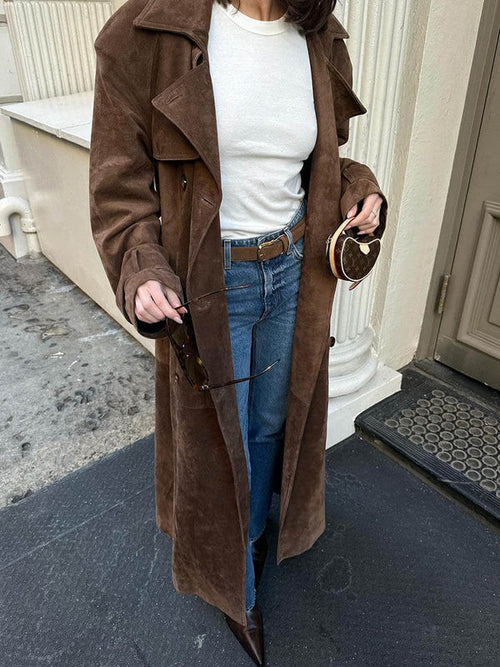 La elegante gabardina de ante suave