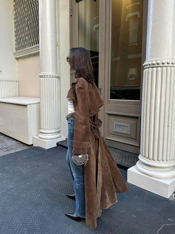 La elegante gabardina de ante suave