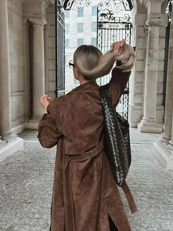 La elegante gabardina de ante suave